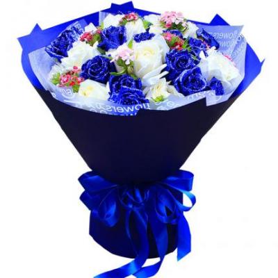 16朵蓝色妖姬+17朵白玫瑰花束 同城鲜花配送