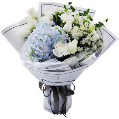 1朵白玫瑰+5朵白色康乃馨+1朵蓝色绣球花束 同城鲜花配送