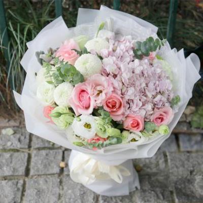 9朵粉佳人玫瑰+3朵白色乒乓菊+2朵粉色绣球 同城鲜花配送