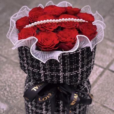 520情人节鲜花:红色小香风 11枝卡罗拉红玫瑰花束